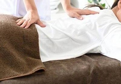 オイルなしで筋肉の奥まで圧を届ける女性専用出張マッサージ。肩・腰・背中・脚の疲れを集中ケアし、心地よい刺激と快感を実感。