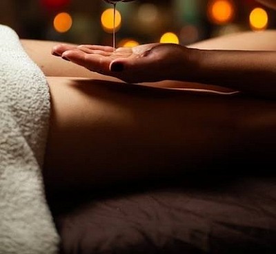 首・肩・背中など疲れやすい部分を温かいオイルで重点的にケア。手の温もりと指先の余韻が身体に染み渡る女性専用出張マッサージ。