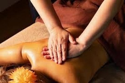 温かいオイルと指圧で全身をほぐす女性専用出張マッサージ。肌の感触と手技のリズムで心身を解放し、快感と刺激を存分に体感。