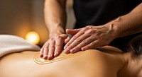 男性セラピストによる温かいオイル施術の手元アップ